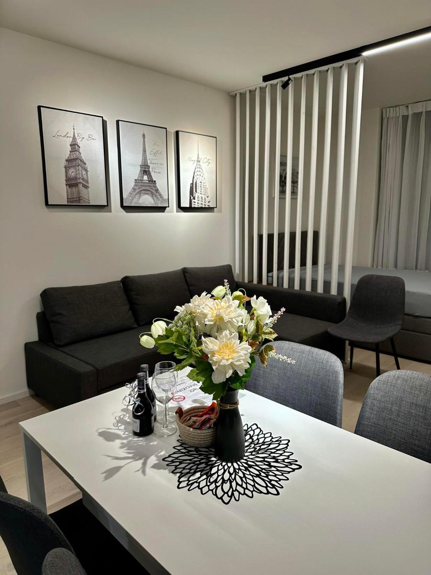 Sunny Apartment In Smichov, Prague 5 Εξωτερικό φωτογραφία